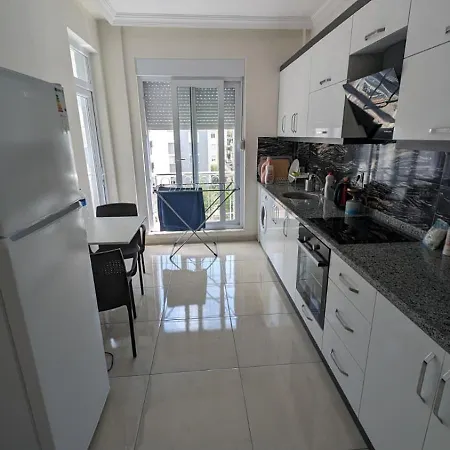 Spacious 3 Bedroom - Quick Drive To Beach, Airport & Center